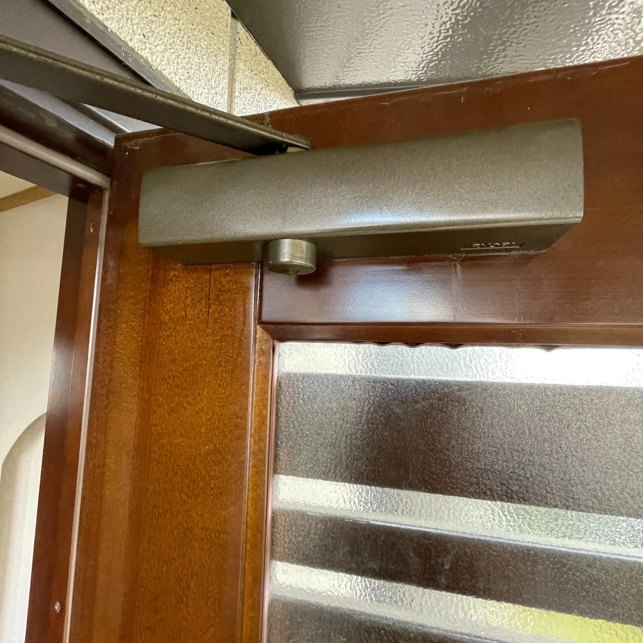 ドアがうまく閉まらない時は、油漏れが原因かもしれません🛠️。